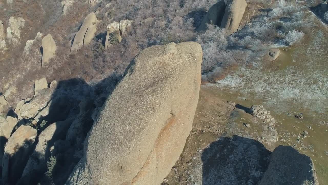 冬季巨大岩石风景视频特效