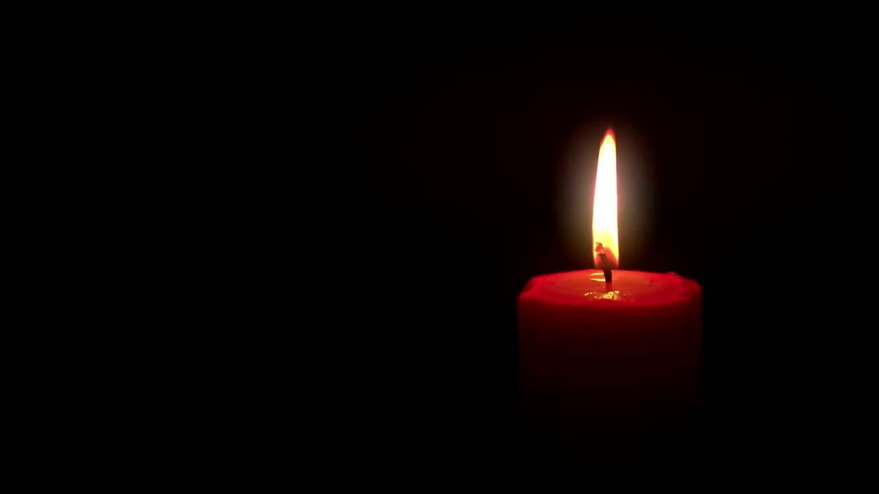 点燃的红色蜡烛视频素材