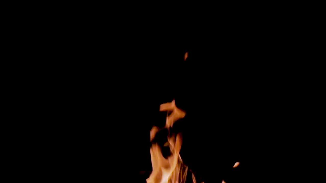 黑暗背景下的单个燃烧火焰视频特效