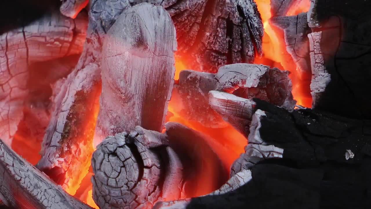 柴火燃烧的特写镜头视频素材
