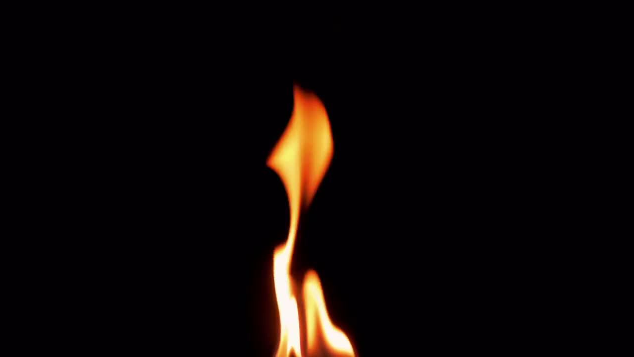 黑色背景下燃烧的自然火焰视频特效