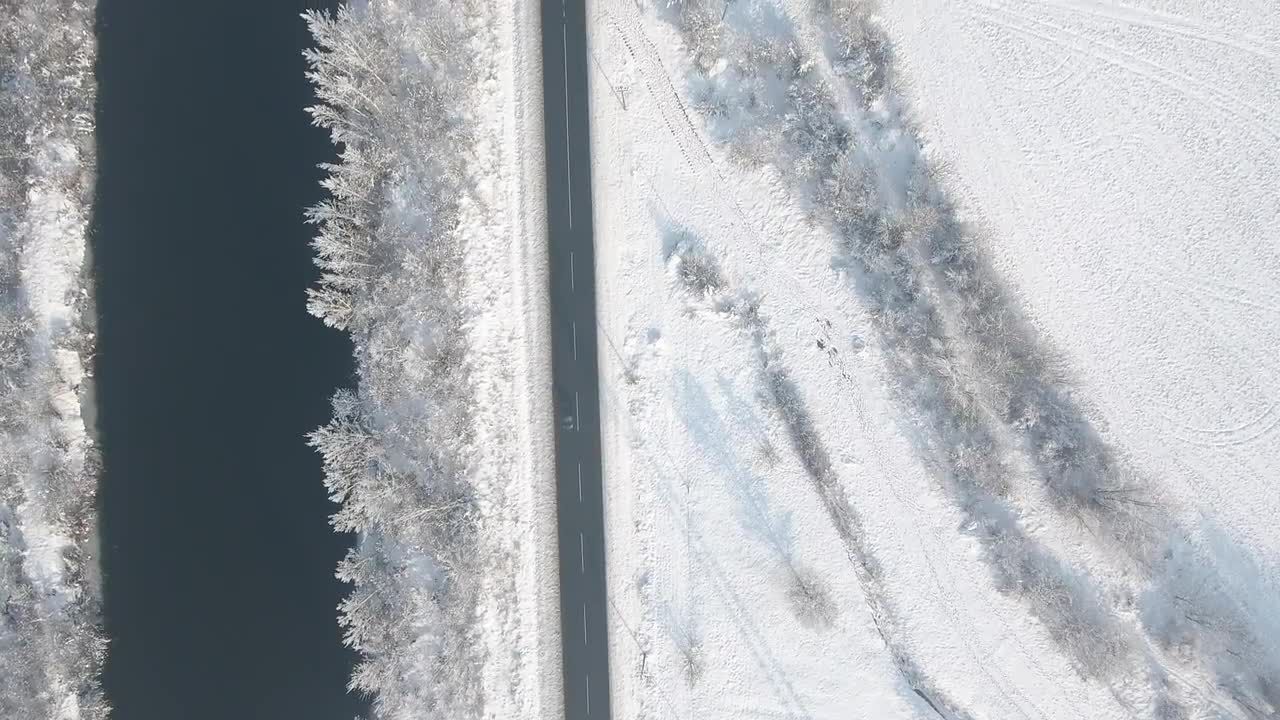 冬季乡村路上降雪视频特效