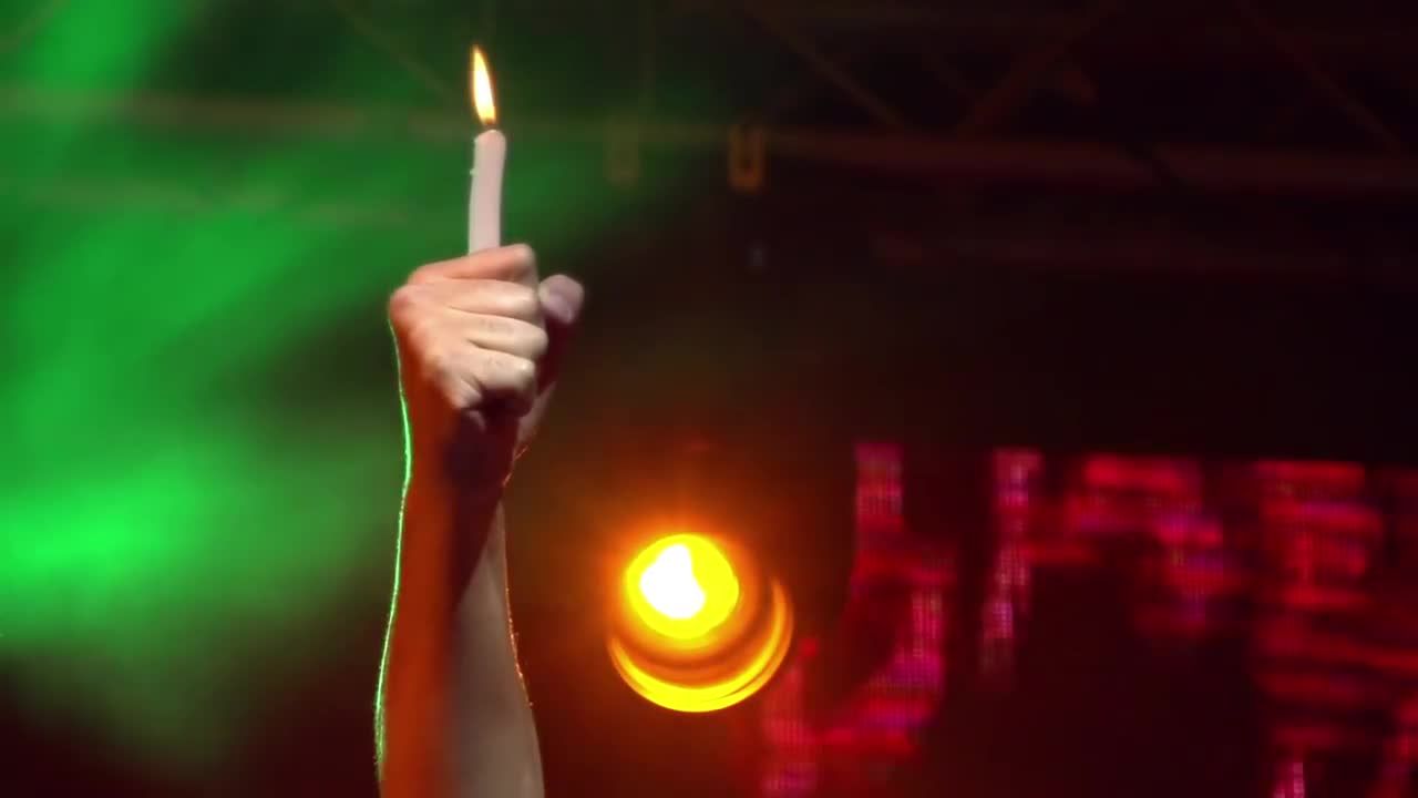 音乐家举起燃烧的蜡烛视频素材