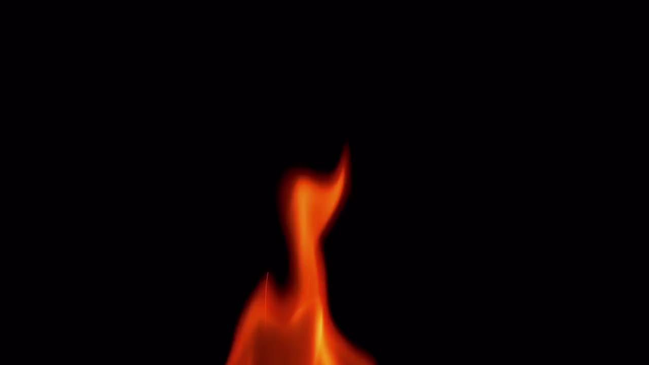 黑色背景下的闪烁的火焰视频特效