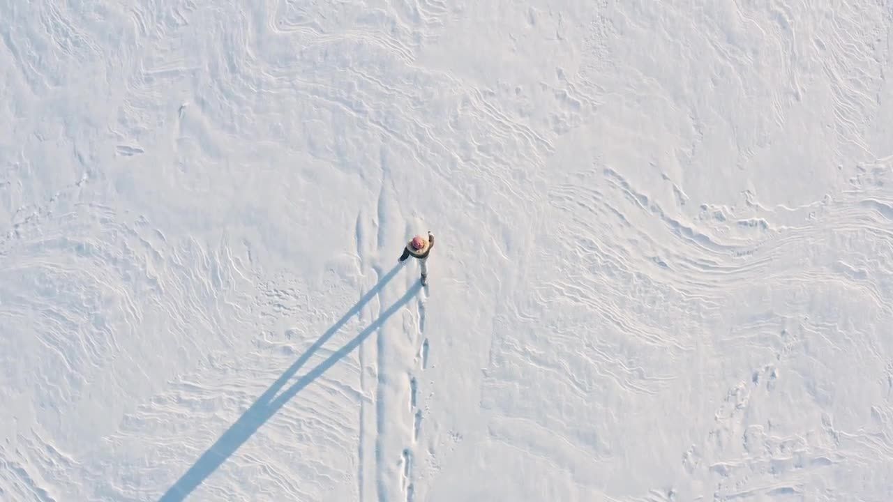 行走在冰雪中的人视频特效