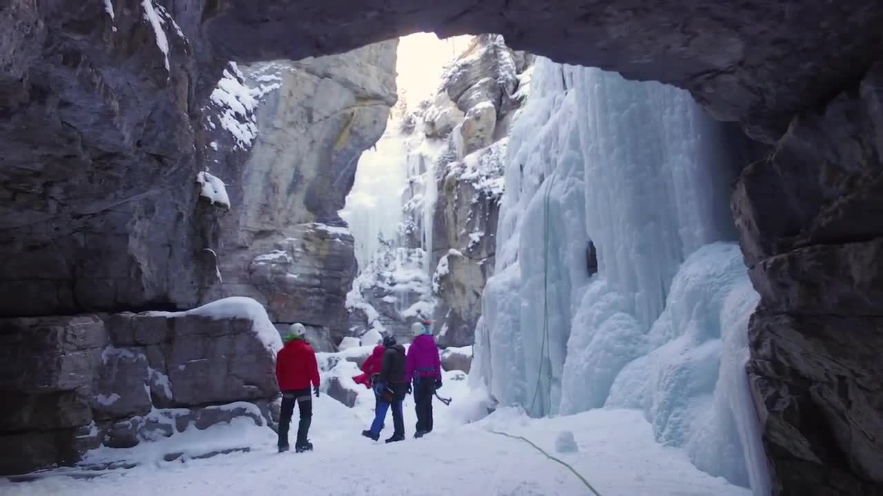 冰雪峡谷中的攀登者视频特效