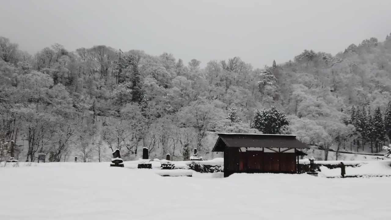 降雪的森林中的小木屋视频特效