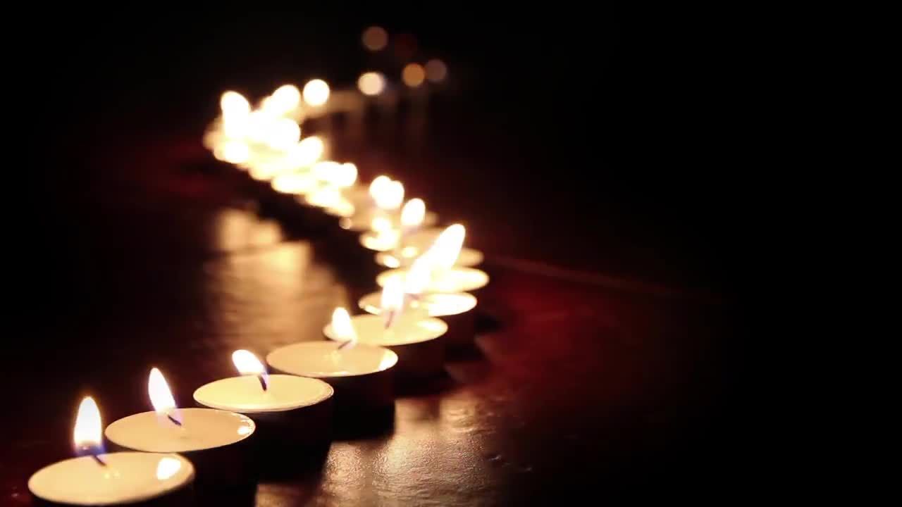 黑暗背景下的蜡烛灯被扑灭视频素材