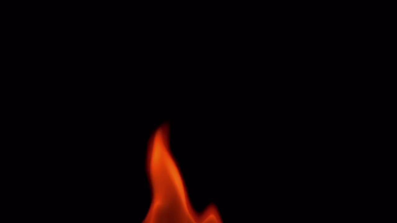 黑色背景下的自然火焰燃烧视频特效