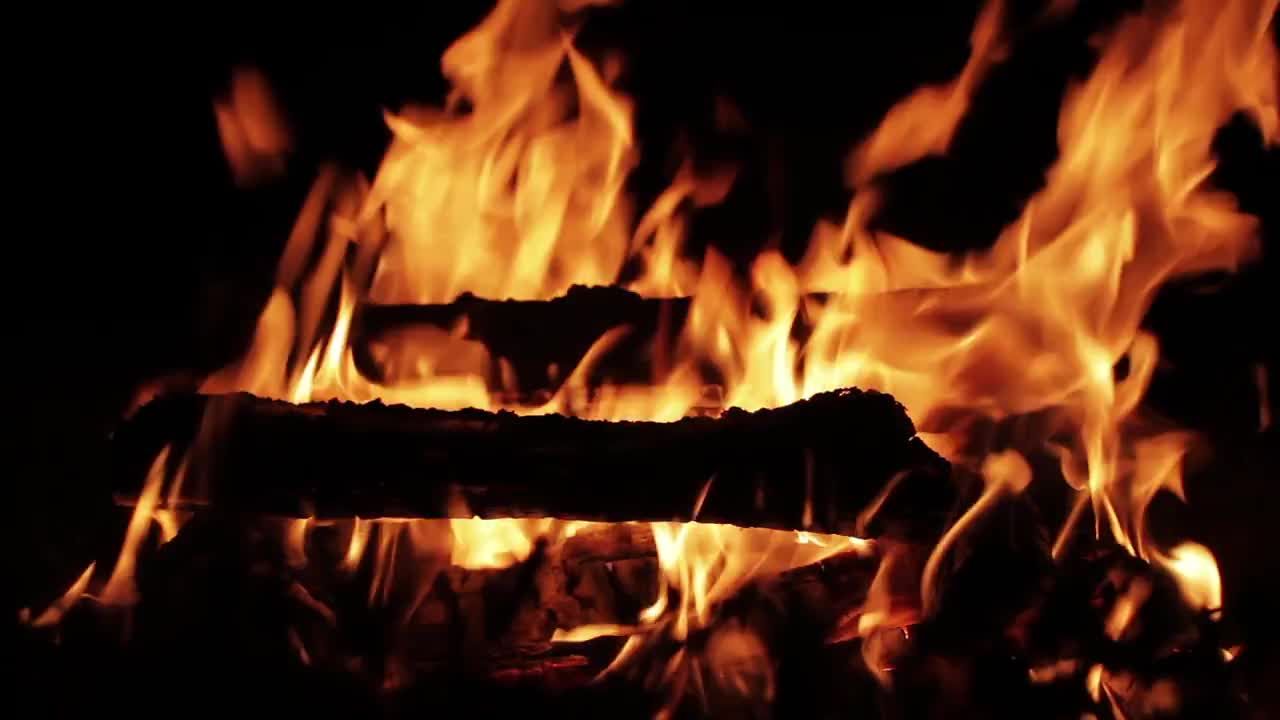 燃烧木柴的火焰视频素材