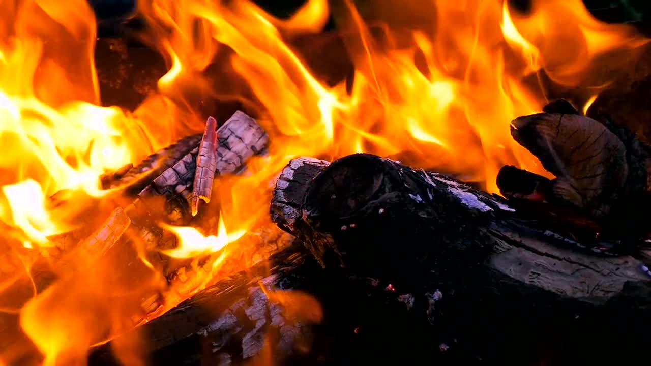 煤炭在烈火中燃烧视频特效