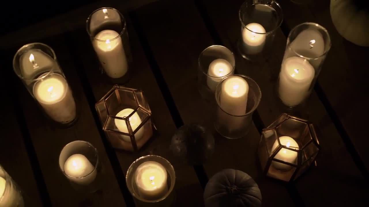 晚上燃烧的白色蜡烛视频素材