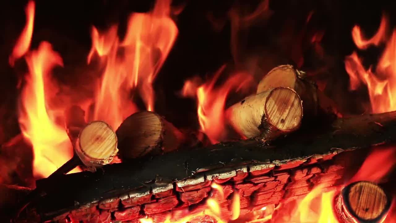 壁炉中燃烧的火焰视频素材