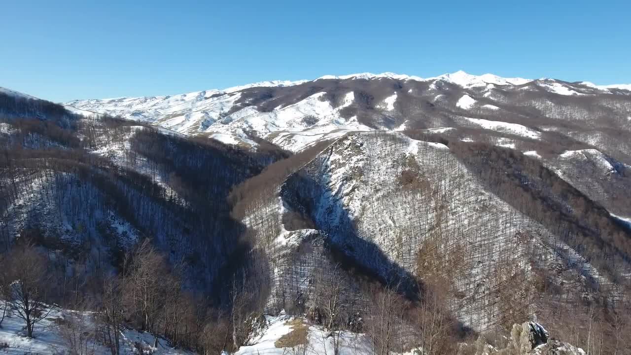 围绕峡谷悬崖的雪花视频特效
