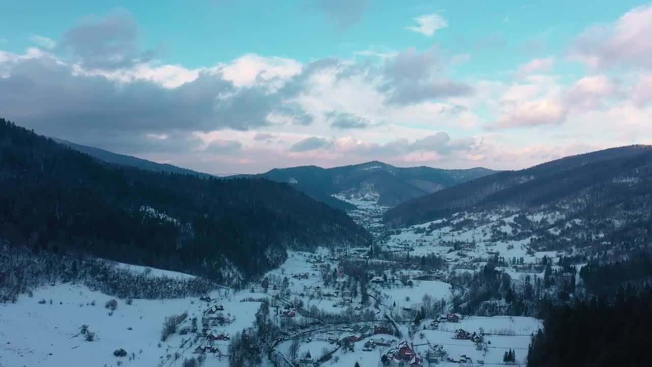 冬天山上树木茂密小村庄降雪视频特效