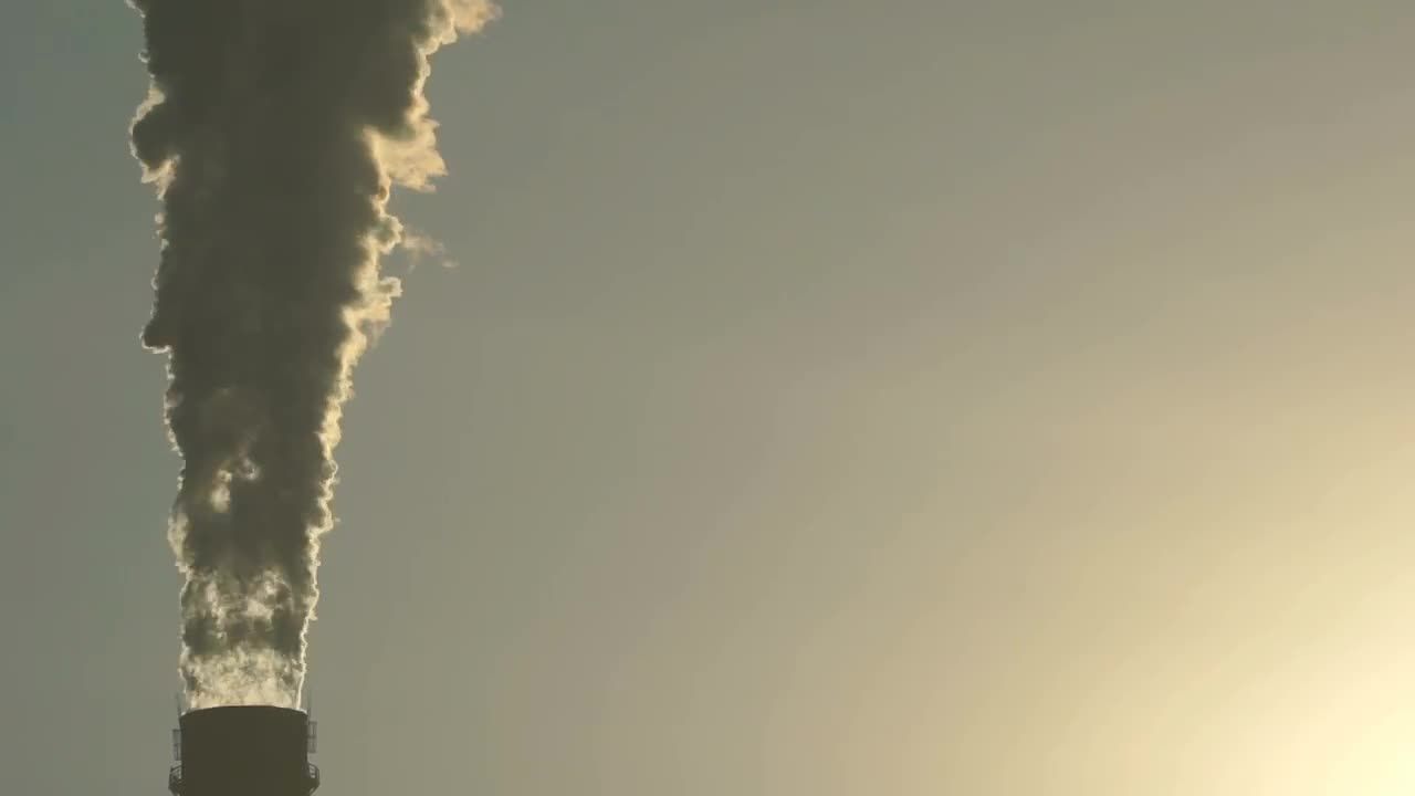 烟囱排放有毒污染物视频