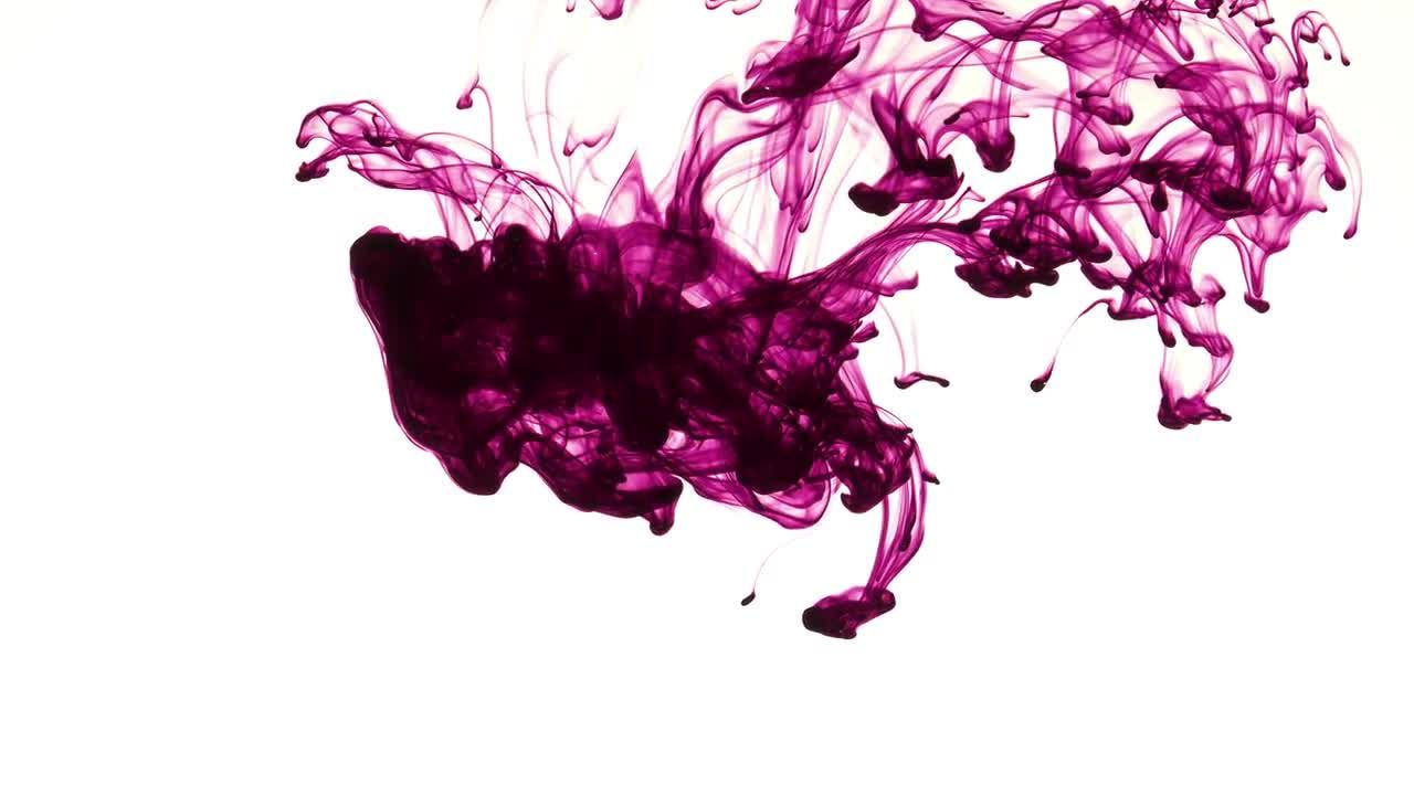 紫色墨汁散布在水中特写镜头视频特效素材