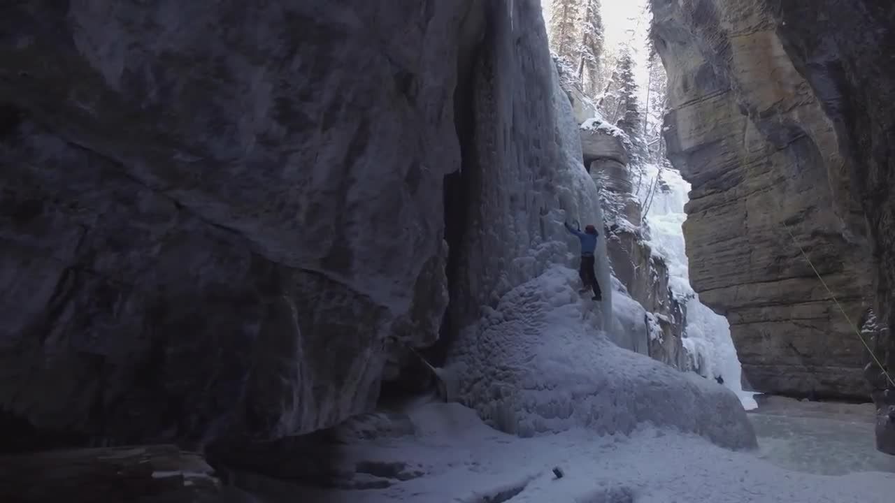 攀登冰峡谷壁降雪视频特效