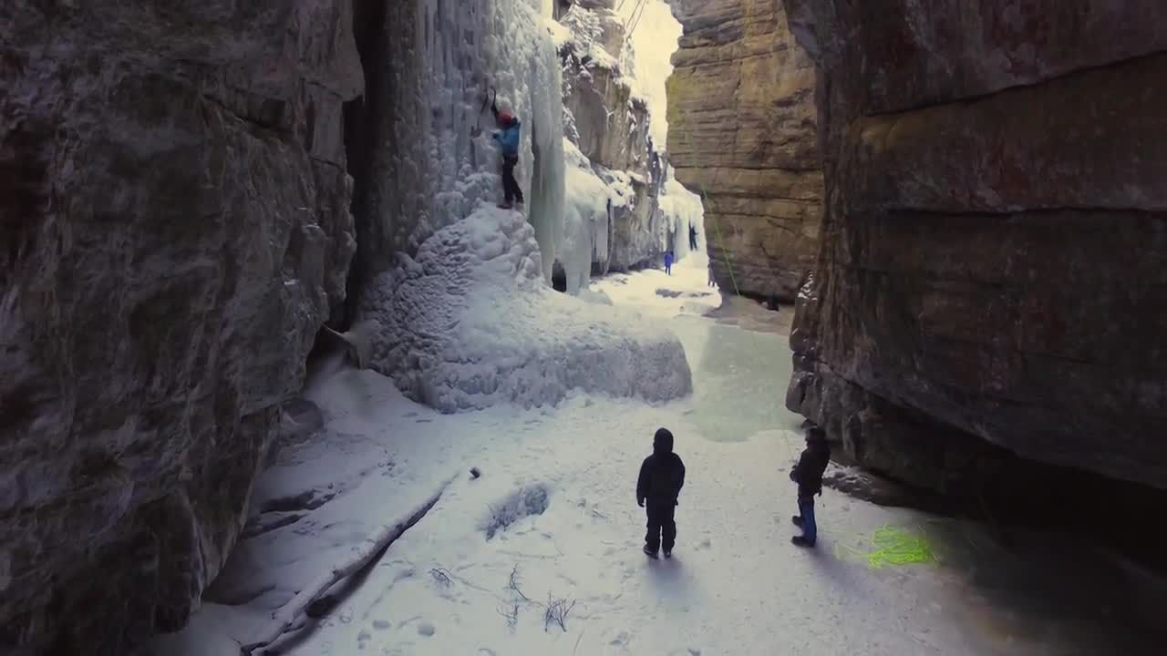 准备攀岩登山者降雪视频特效