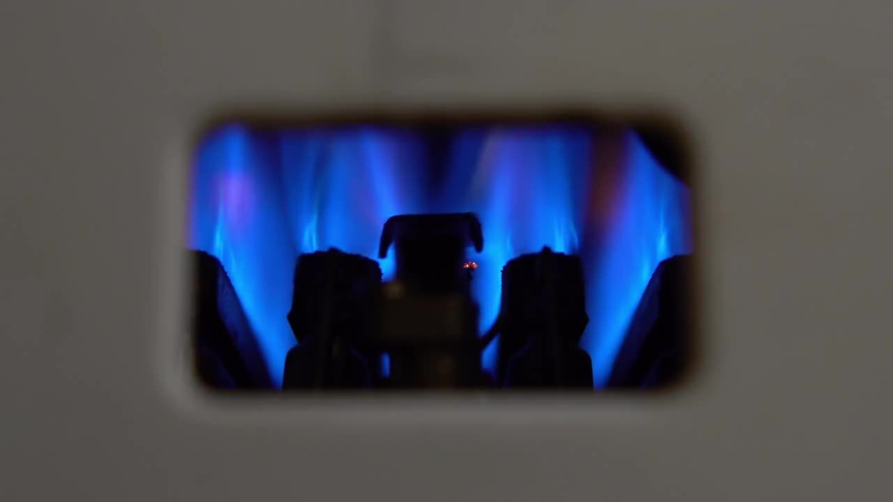 燃气点燃冒出的蓝色火焰视频素材