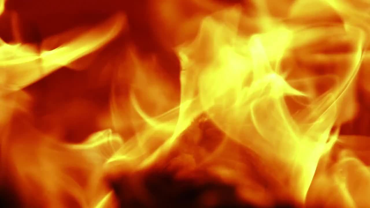 在壁炉中燃烧木柴的火焰视频素材