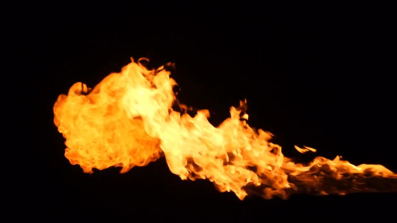 黑色背景下喷发出的火焰流视频素材