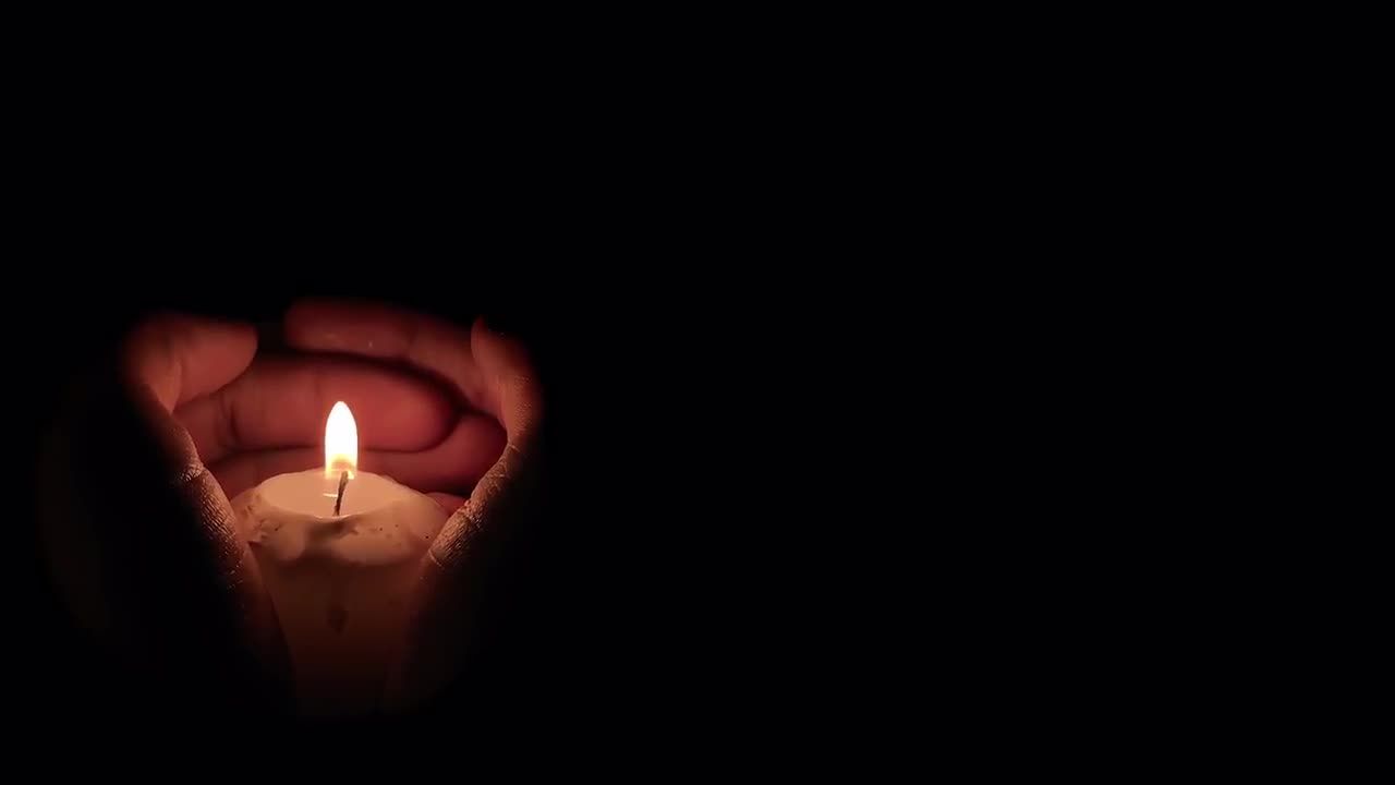 双手抱着点燃的蜡烛视频素材