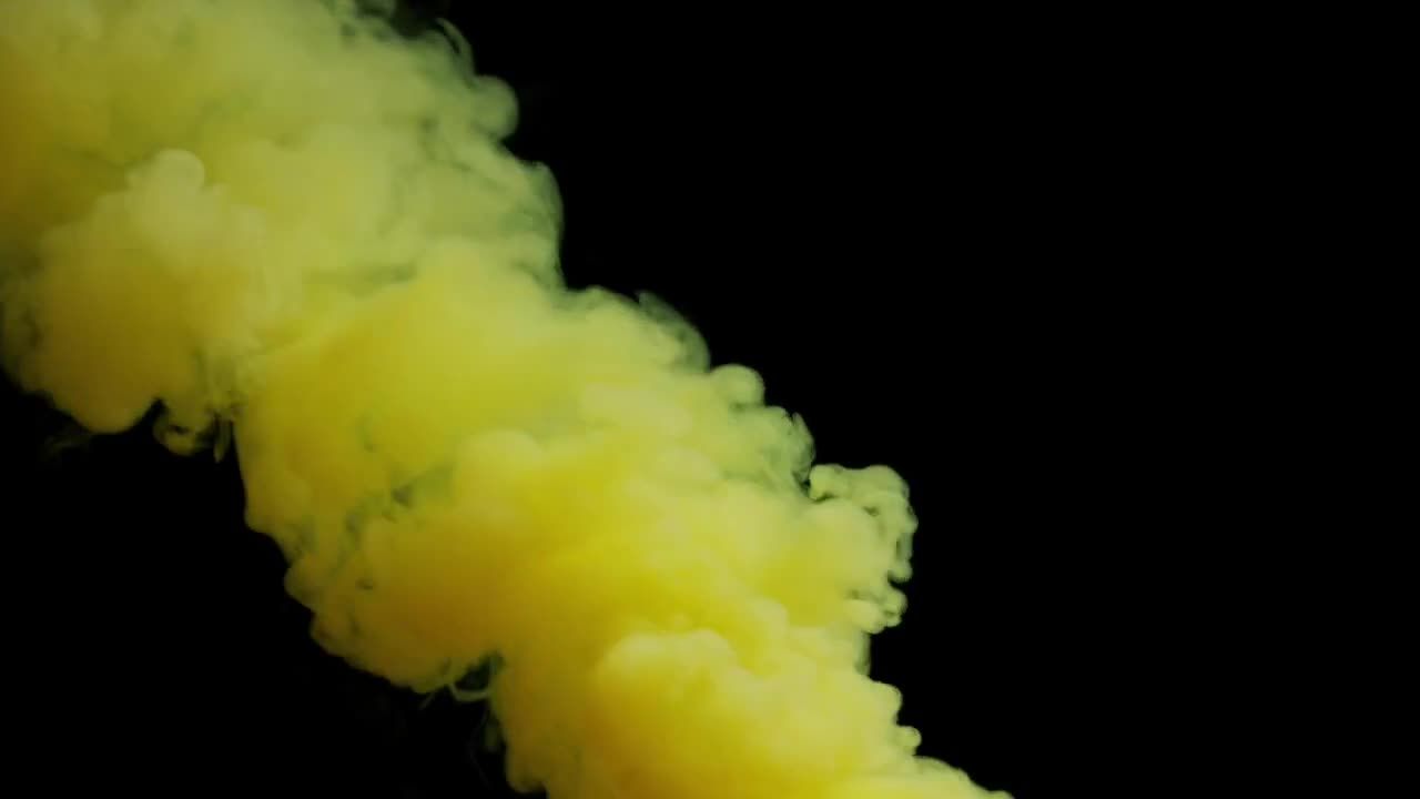 黑色背景升起黄色烟雾视频特效素材