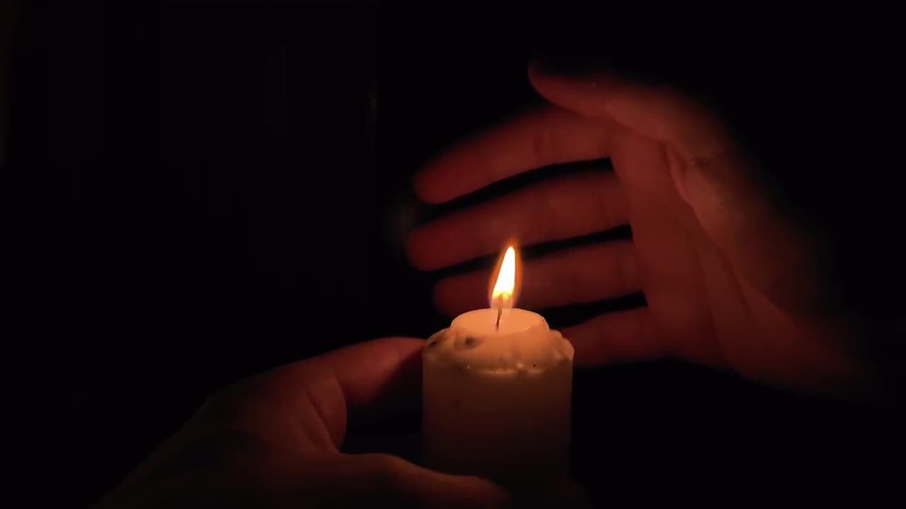 黑暗中拿着点燃的蜡烛走路视频素材