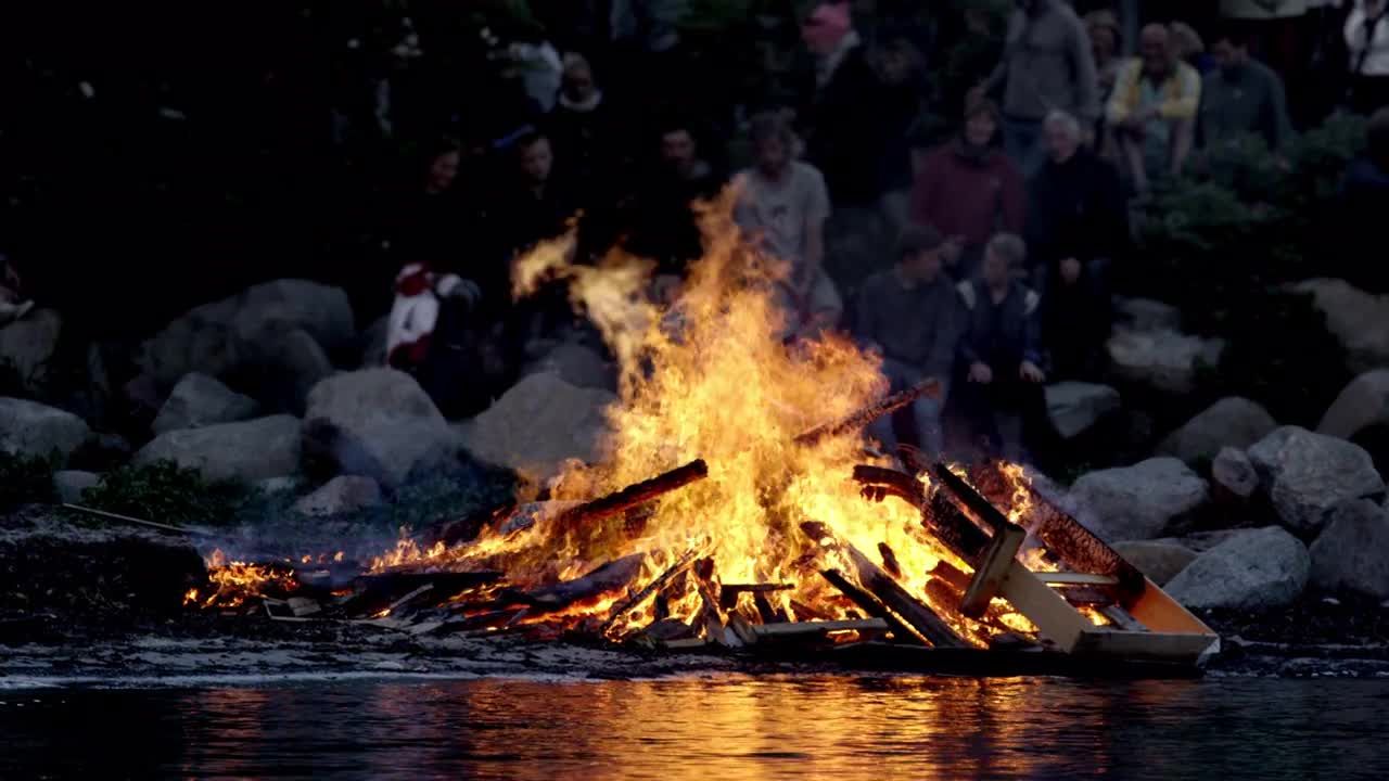 一群人围坐在点燃的篝火旁视频素材