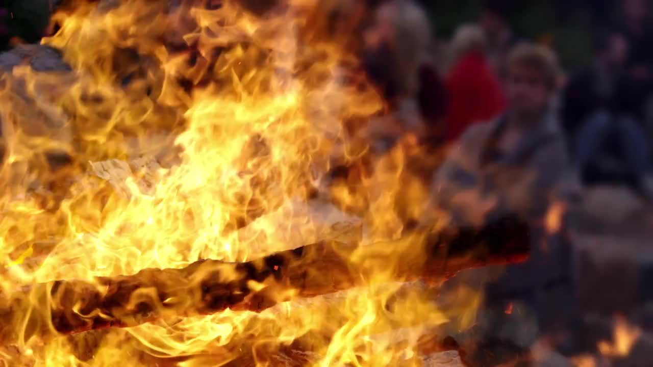 室外猛烈燃烧的篝火视频素材