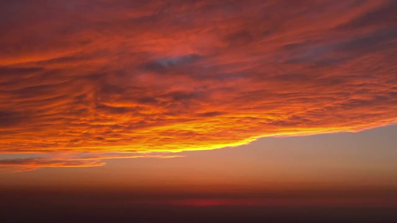 日落时密布的橙色的云视频素材