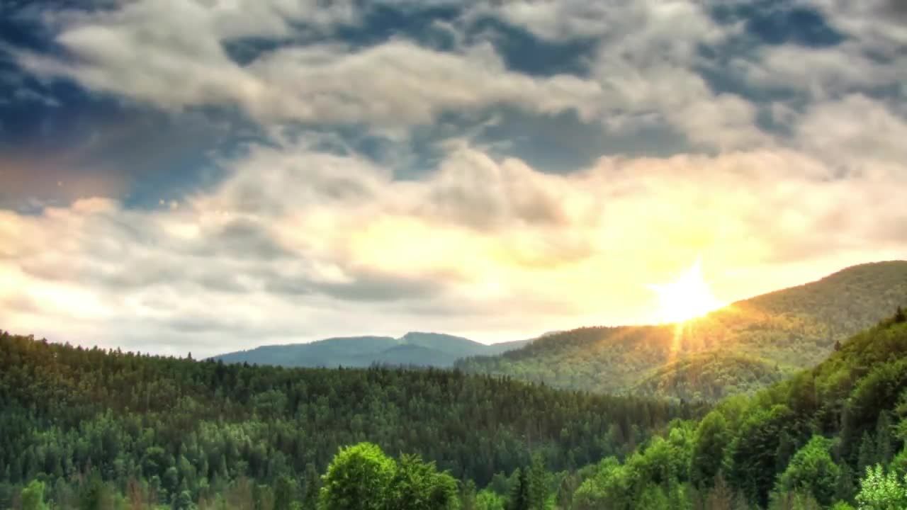日落时多山风景滚动的云层视频素材