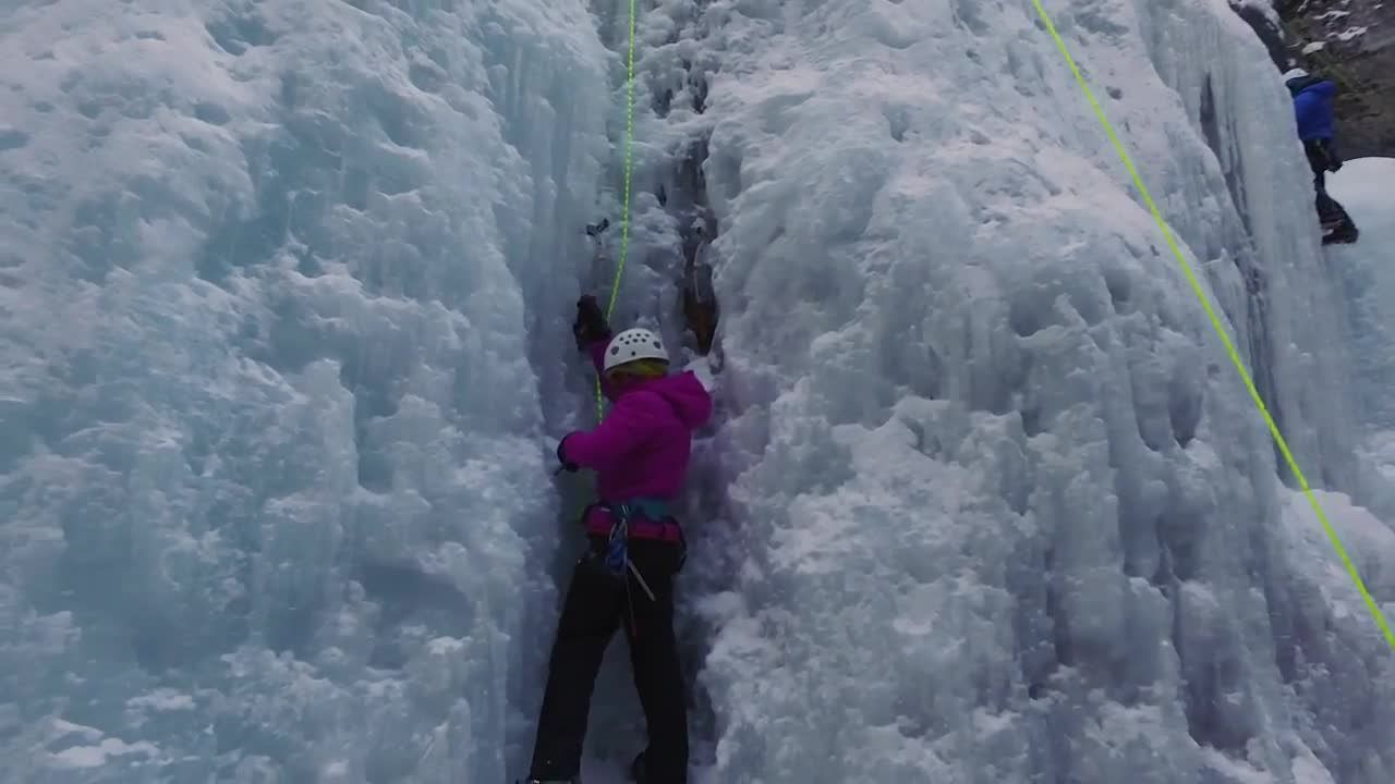 登山者感到寒冷降雪视频特效