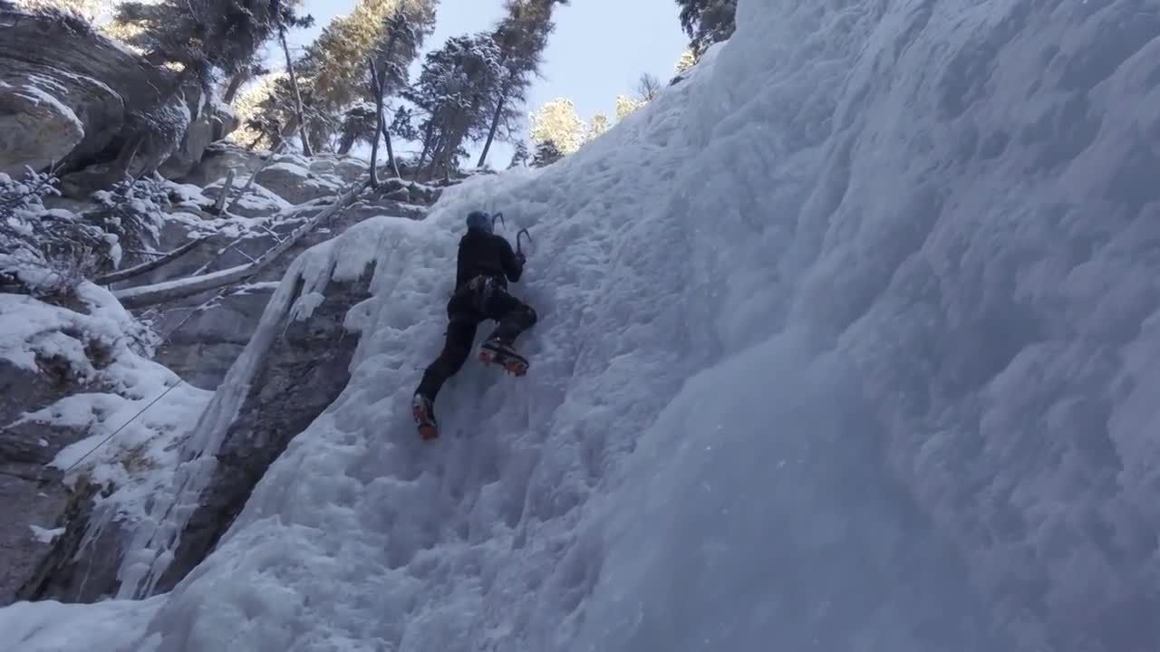 一人攀登降雪特效视频