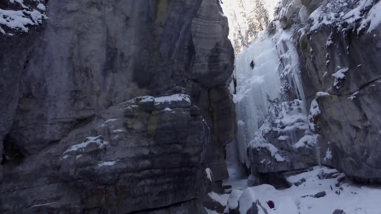 靠近峡谷顶降雪视频特效