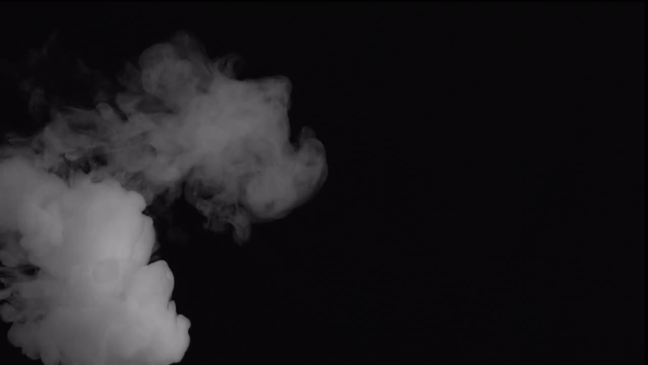 黑色背景下左右移动的白色烟雾视频特效