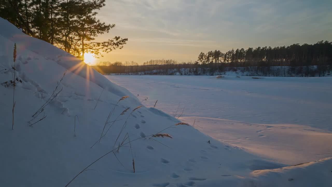 冰冻湖面上的日落云视频素材