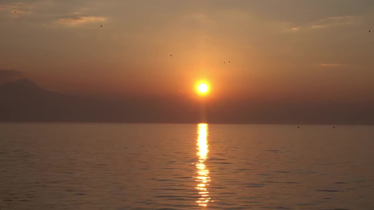 日落时分海面上空飘动的云层视频素材