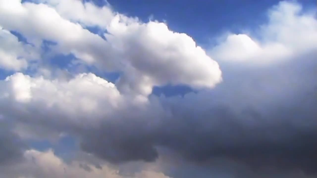 蓝天中滚动的蓬松的云层视频素材