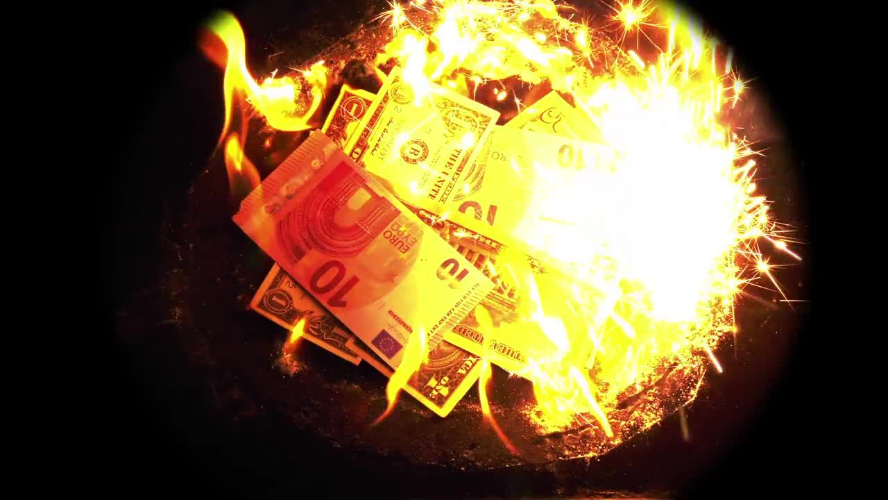 黑色背景中钞票燃烧视频