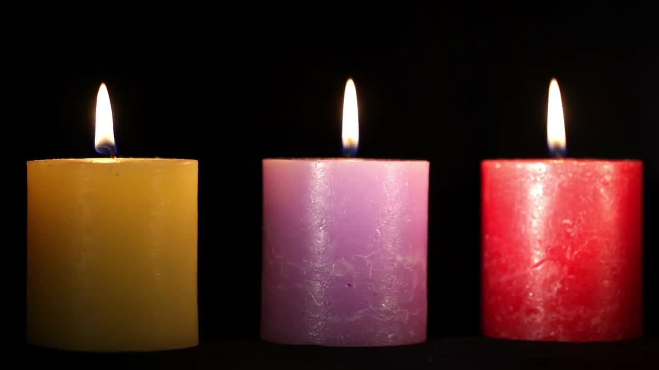 三支不同颜色蜡烛燃烧视频