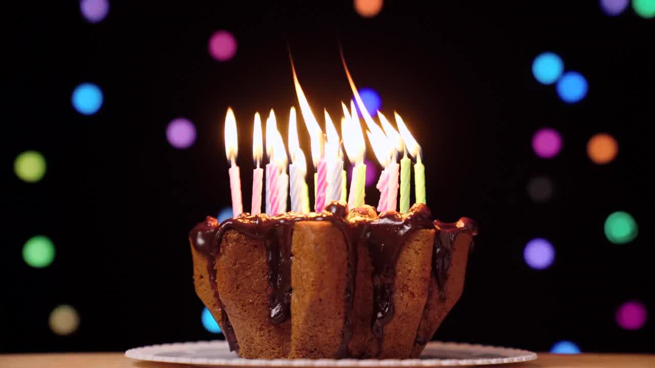 插着燃烧蜡烛的生日蛋糕视频素材