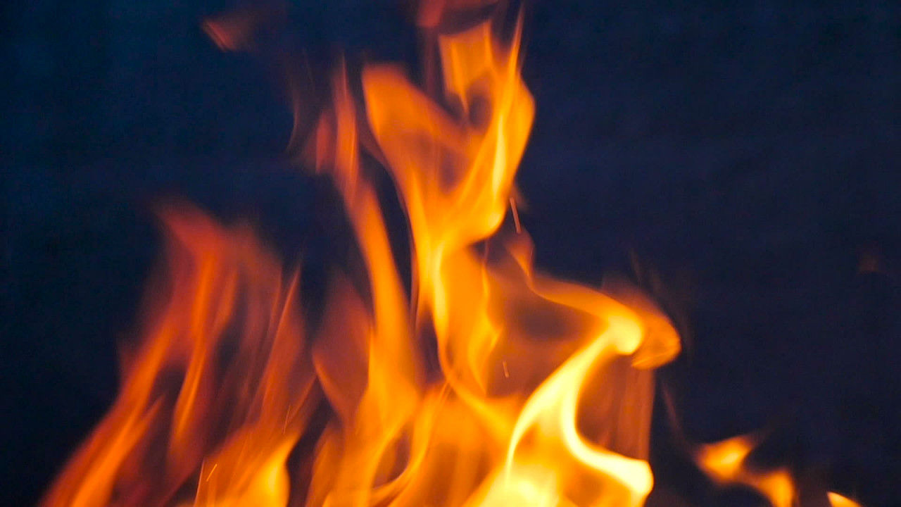 夜空中燃烧的篝火视频素材