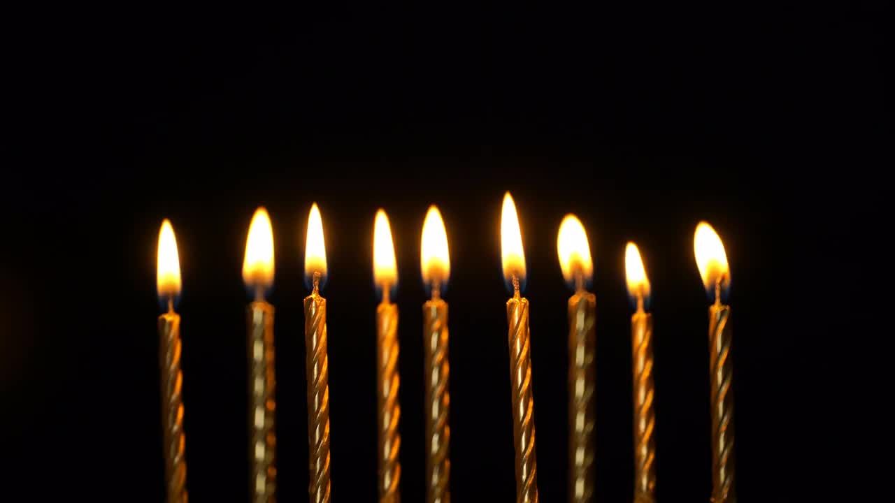 一排蜡烛在黑暗中燃烧视频素材