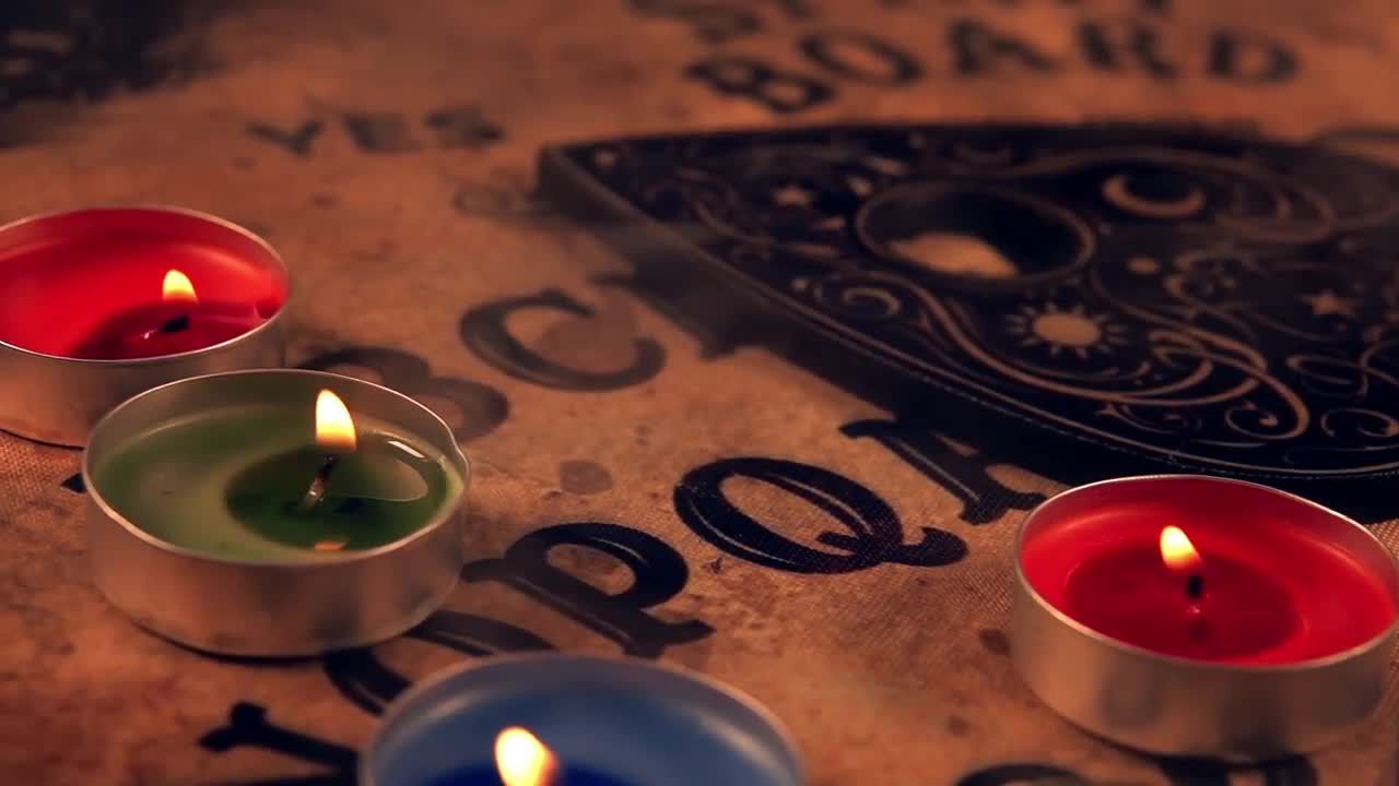 蜡烛在巫术占卜板上燃烧视频素材