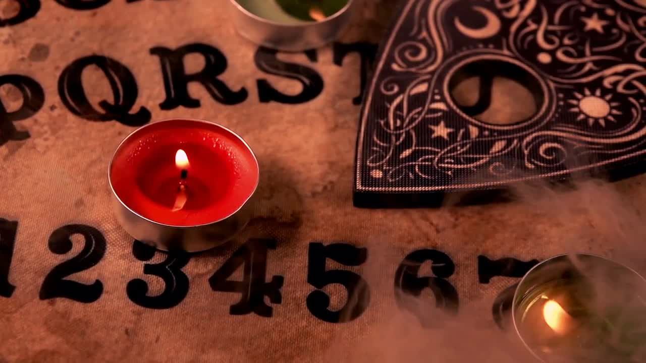 占卜板上燃烧的蜡烛和烟雾视频素材