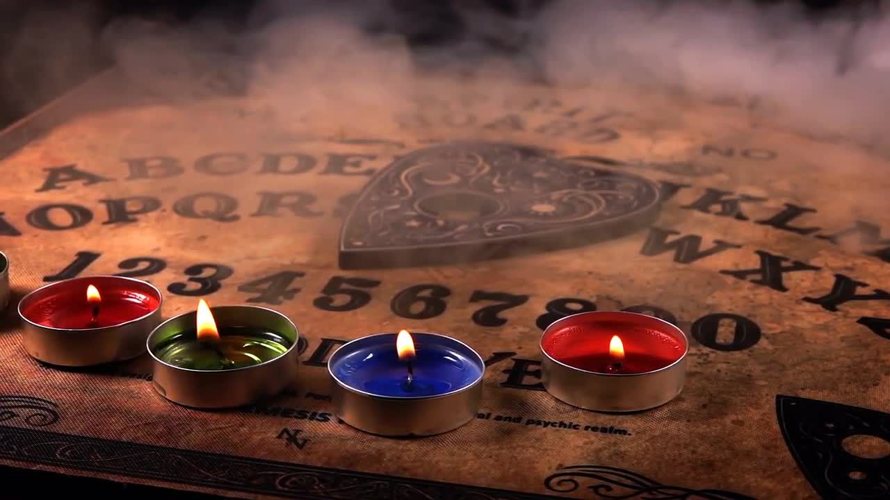 占卜板上一排燃烧的蜡烛视频素材