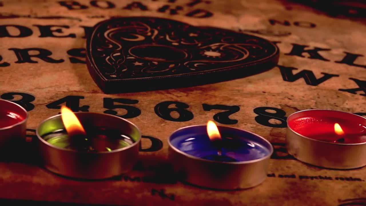 占卜板上摆着燃烧的蜡烛视频素材