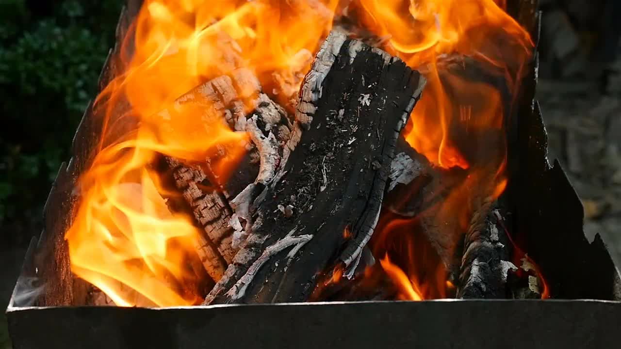 巨大的柴火燃烧金色火焰的视频